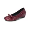 Versión de piel de oveja con elevación interior, zapatos de split-toe tipo pezuña de cerdo, Mary Janes con remaches y lazo para mujer, bailarinas de boca poco profunda plisadas