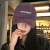 Gorra de Béisbol Bordada con Letras Vintage para Mujer con Visera Ancha, Copa Suave, Efecto Adelgazante del Rostro, Gorra Morada, Nuevo Modelo 2026 Gorra de Pico de Pato