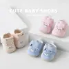 Zapatos para caminar para bebé para primavera, otoño y verano 2026, nuevos zapatos lindos de dibujos animados antideslizantes de suela blanda para niños pequeños, zapatos de interior para niños y niñas