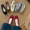 Sapatos de casamento Chuyuji estilo francês, rasos, vermelhos, femininos, novo modelo de verão 2026, sapatilhas prateadas com laço