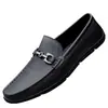 Mocassins de couro macio, novo estilo 2026, sapatos casuais slip-on masculinos da moda, sapatos de couro versáteis estilo britânico