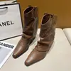 Botas de cowboy ocidentais com saltos grossos, novas botas de montaria femininas para o outono de 2026 com corte em V, bico fino, com tachas, botas vintage para calça