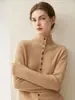 Suéter de cachemira pura 2026 nuevo estilo de invierno para mujer, de un solo pecho, multibotones, camisa base, estilo suave, color liso, suéter holgado y estilizado