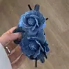Pinza de Agarre Camelia de Mezclilla Diseño de Nicho Exquisito Sentido de Alta Gama Estilo Completamente Nuevo Elegante Versátil Pinza de Tiburón Accesorios para el Cabello de Mujer