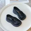 Sapatos de Couro Infantis 2026 Outono Novo Estilo Britânico Slip-on Mocassins Versátil Solado Macio Simples Sapatos de Performance para Meninas