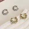 Los exquisitos y compactos aretes de metal retorcido de Lanlan presentan un diseño refinado, un estilo único y son lo suficientemente versátiles como para combinar con cualquier atuendo.. Están hechos con componentes de cobre y pines de plata
