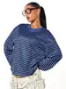Camiseta listrada color block de manga comprida, best-seller transfronteiriça europeia e americana para mulheres, gola redonda, ombro caído, corte solto, estilo curto, top básico casual