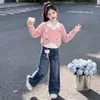 Conjunto de otoño para niña 2026 nuevo top de manga larga con solapa de imitación de dos piezas con pantalones de pierna curva estampados conjunto de dos piezas moderno