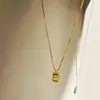 Colar Tendência de Moda Levemente Luxuoso com um Toque de Alto Padrão, Colar com Pingente Quadrado de Textura Dourada, Corrente de Clavícula de Alto Padrão