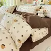 Conjunto de quatro peças de gaze dupla camada fofa de alto peso com bolinhas de desenho animado fofas, lençol e capa de edredom para dormitório estudantil