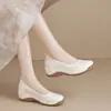 Sapatos de Plataforma Slip-on com Solado Grosso para Mulheres Couro Macio Bico Redondo Fácil de Calçar Novo Estilo Outono Casual Saltos Altos Sapatos Pequenos de Couro