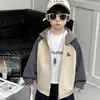 Jaqueta Esportiva com Capuz para Meninos Primavera e Outono 2026 Novo Estilo de Outono Cardigan Tendência Streetwear para Crianças