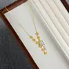 Joyería Color Arena Dorada con Diseño Brillante tipo Hielo, Símbolos de Dinero, Monedas Atractoras de Riqueza, Cadena para Suéter con Borla, Oro de Imitación, Venta al por Mayor para Puestos del Mercado