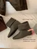 Botas versáteis retrô de couro macio com bico quadrado, botas curtas 2026 para mulheres, dobráveis para primavera e outono, novo estilo de moda com design oculto que aumenta a altura