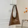 Bolsas Coreanas de Nicho, Bolsas Femininas de Grande Capacidade, Bolsas de Ombro Versáteis de Rebite de Alto Padrão, Bolsas de Ombro Casuais da Moda para o Dia a Dia