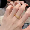 Anillo de lazo dorado cepillado de simulación para mujer, ajustable, personalidad de moda, nueva tendencia 2025, anillo pequeño