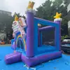 Castillo inflable con tobogán de color morado, trampolín inflable de dibujos animados de nubes y arcoíris, atrayendo clientes al centro comercial para entretenimiento infantil