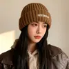 Chapéus para Homens e Mulheres, Outono e Inverno 2025 Novos Chapéus de Lã com Letras Bordadas, Chapéus de Tricô da Moda, Chapéus Quentes para Proteção Auricular contra o Frio, Tendência