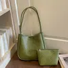 Transfronterizo Otoño 2026 Nuevo Versátil Más Vendido Bolso Cubo con Patrón Tejido Bolso de Viaje para Mujer Bolso de Hombro Simple Moderno