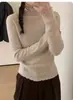 Un suéter muy bonito, de cuello ligeramente alto, con bordes enrollados y una capa interior cómoda y agradable para la piel, hecho de fina lana merino.
