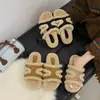 Novas Pantufas Planas Abertas para Outono e Inverno Design de Nicho Tira Única Sapatos Peludos Confortáveis para Casa e Uso Externo Pantufas de Pelo para Mulheres