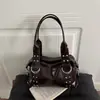 Bolsa Boston Retrô com Rebites de Alto Valor Tendência da Moda Verão 2026 Textura Versátil de Ombro Único ou de Mão Transversal