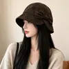 Novo chapéu de pescador de veludo cotelê com laço para outono e inverno para mulheres, estilo retrô francês, com fenda traseira, chapéu de sol e um design que faz o rosto parecer menor