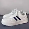 Zapatillas blancas estilo Hong Kong para mujer, tendencia Ins, nicho, ligeras, deportivas, casual, zapatos de skate, otoño 2025, nuevas, suela gruesa, zapatos de estudiante
