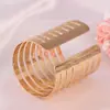 Pulseira de Punho Feminina Larga Bangle Camadas Vazada Festa Design Único Feminino Moda Retro Pulseira de Liga