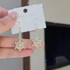 Moda de Lujo Ligero de Nicho con un Toque de Alta Gama, Pendientes de Copo de Nieve Completamente Incrustados de Diamantes Súper Brillantes, Mismo Estilo que las Influencers Femeninas, Ganchos para Orejas y Accesorios para Orejas Versátiles