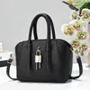 Bolso de mano de lujo ligero para mujer, tendencia de moda, cierre cuadrado, nuevo estilo otoño e invierno, bowling, gran capacidad, tote, bandolera, concha