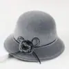 Sombrero de pescador de ala pequeña con plumas elegante para mujer de mediana edad y mayor Sombrero de lana con flor elegante coreano