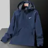 Una generación de marca de cabello ropa de ataque de primavera y otoño para hombres y mujeres con ropa de montañismo para exteriores a prueba de viento impermeable pareja deportes