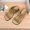 Sandálias de Verão Versáteis em Estilo Retrô para Mulheres, Novos Calçados Slip-On com Tachas que Aumentam a Altura para 2026