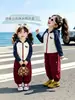 Conjunto deportivo para niña, nuevo y elegante atuendo infantil de otoño 2026 para bebés, conjunto de dos piezas súper lindo con pantalones cargo
