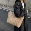Bolso de Cuero Aceitoso de Gran Capacidad Vintage de Alta Gama Transfronterizo 2026 Nuevo Bolso de Hombro para Mujer de Uso Diario Bolso Tote Acolchado