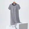 Dropshipping Roupão Feminino Novo Estilo Primavera e Verão com Bojo no Peito, Vestido de Casa de Verão com Manga Curta e Listras com Bojo Embutido