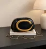 Bolsa de mão de luxo leve transfronteiriça com cobra enrolada em metal dourado, padrão de cobra dourada, bolsa de casca dura, bolsa de banquete versátil e moderna, transversal