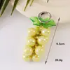 Lindo Llavero de Racimo de Uvas Frescas Acrílico Colgante de Fruta de Verano Llavero Encanto para Bolso Corazón Femenino