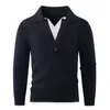 Suéter tejido casual para hombre con cuello de gaviota, top de punto de imitación de dos piezas con cuello en V