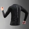 Camiseta Masculina de Manga Longa Tendência Retro Americana Color Block Estampa de Letras Top Esportivo de Compressão