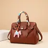 Bolso de Mano Transfronterizo con Patrón de Lichi Imitación, Bolso de Platino de Alta Gama Nuevo, Bolso Cruzado Sencillo y Versátil para el Trabajo con Colgante de Caballo