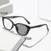 Gafas de vista fotocromáticas estilo ojo de gato con diseño de patillas de pin, montura marrón claro, patillas de resorte, adecuadas tanto para uso interior como exterior