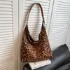Bolso con Estampado de Leopardo para Mujer Gran Capacidad Nuevo 2024 Otoño e Invierno Casual Bolso de Hombro para Compras Bolso Tote Versátil para el Trabajo y el Viaje
