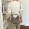 Bolso de mano de nicho para mujer, nuevo modelo otoño e invierno 2026, de alta gama, ultra moderno, exquisito, adecuado para ir al trabajo, bolso tipo cubo de un solo hombro cruzado