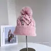 Gorro de Malha Colorido com Listras e Tranças da Moda para Mulheres, Chapéu de Malha Casual Versátil de Inverno, Chapéu Quente Protetor de Orelhas, Moderno