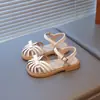 Sandálias Infantis 2026 Verão Novo Estilo Sapatos Individuais de Bebê Sapatos de Princesa com Solado Macio Biqueira Fechada Sapatos de Couro para Meninas Pequenas Sapatos para Crianças