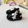 Sapatos de caminhada para bebês, sapatos infantis com solas macias, tênis color block com estampa de estrelas para meninos e meninas, sapatos casuais confortáveis estilo outono