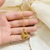 Colar com Pingente Borboleta Vazada em Diamante Gelo Triturado Estilo Retro Francês para Mulheres, Estilo Luxo Leve, Ouro Areia, Joias de Alta Qualidade