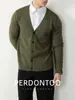 Lujo Ligero y Cálido Suéter de Punto Engrosado Lavable a Máquina Chaqueta para Hombre Otoño e Invierno 2026 Cárdigan de Punto de Cuello V de Gama Alta